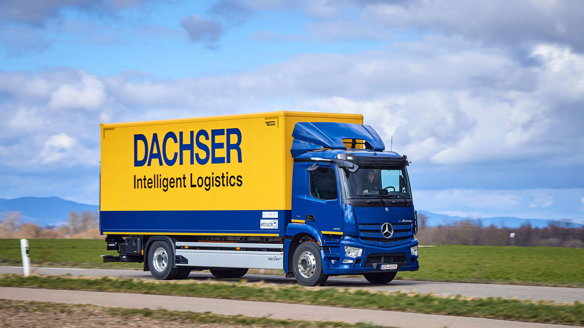 DACHSER puts series-production eActros into operation</span>