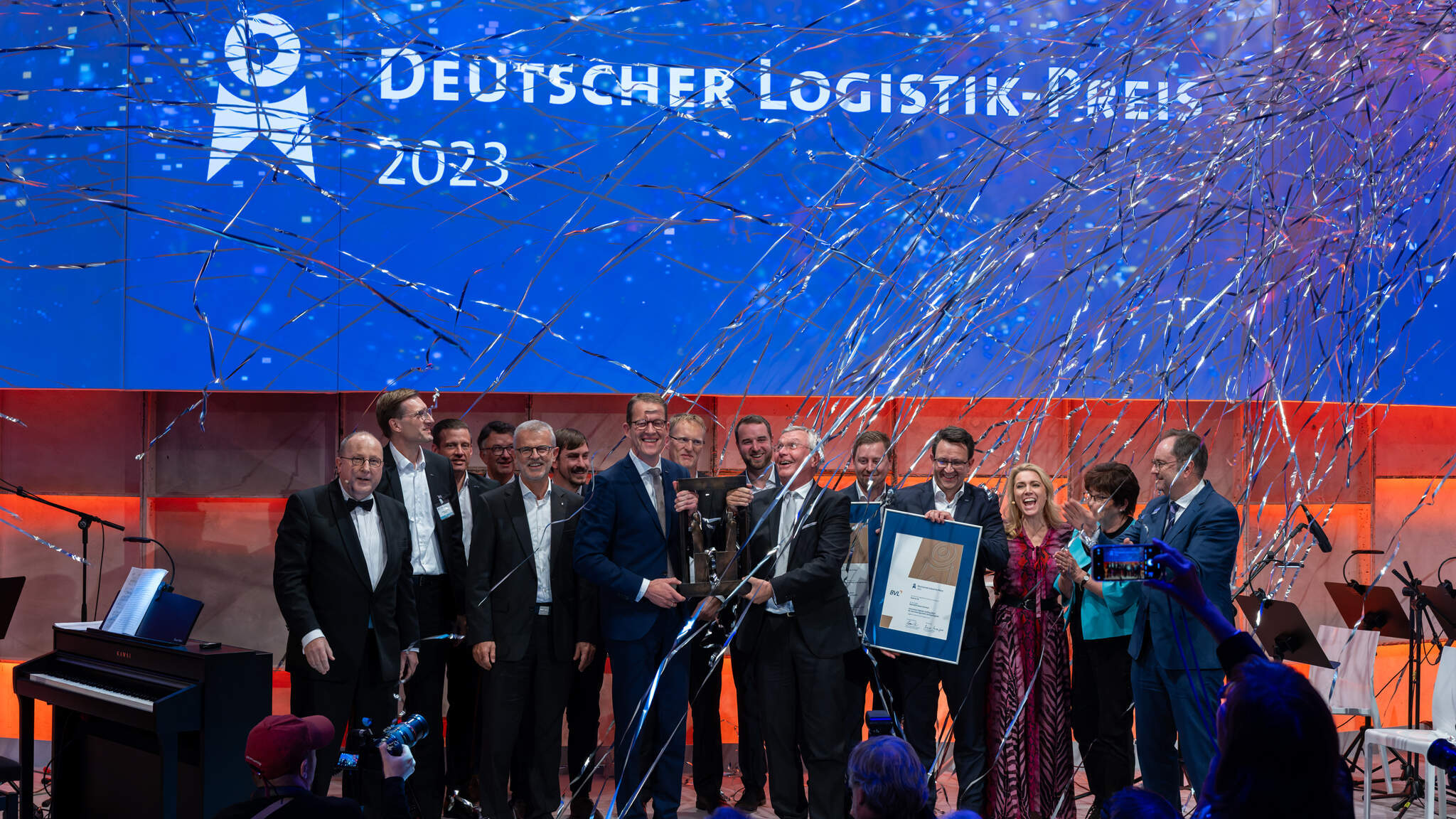 Burkhard Eling, DACHSER CEO, and Prof. Dr. Dr. h.c.. Michael ten Hompel, Executive Director of the Fraunhofer IML, accept the German Logistics Award together with the Fraunhofer IML and DACHSER teams. Photo: BVL/Bublitz
