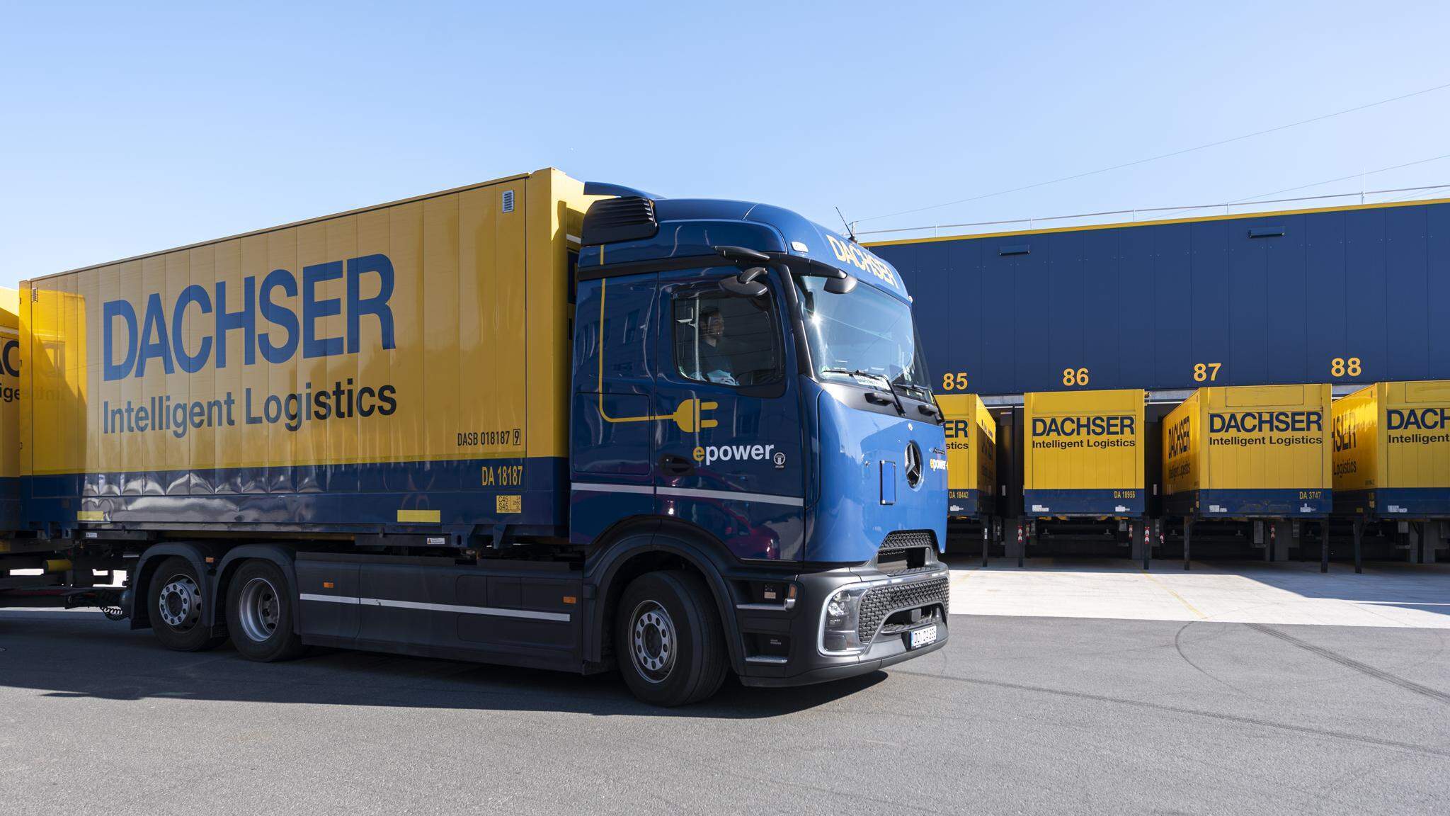 Continuing its investment policy of recent years, in 2025 DACHSER invested some EUR 325 million in expanding its network, in its employees, and in digitalization and climate action. Photo: Helmut Bauer